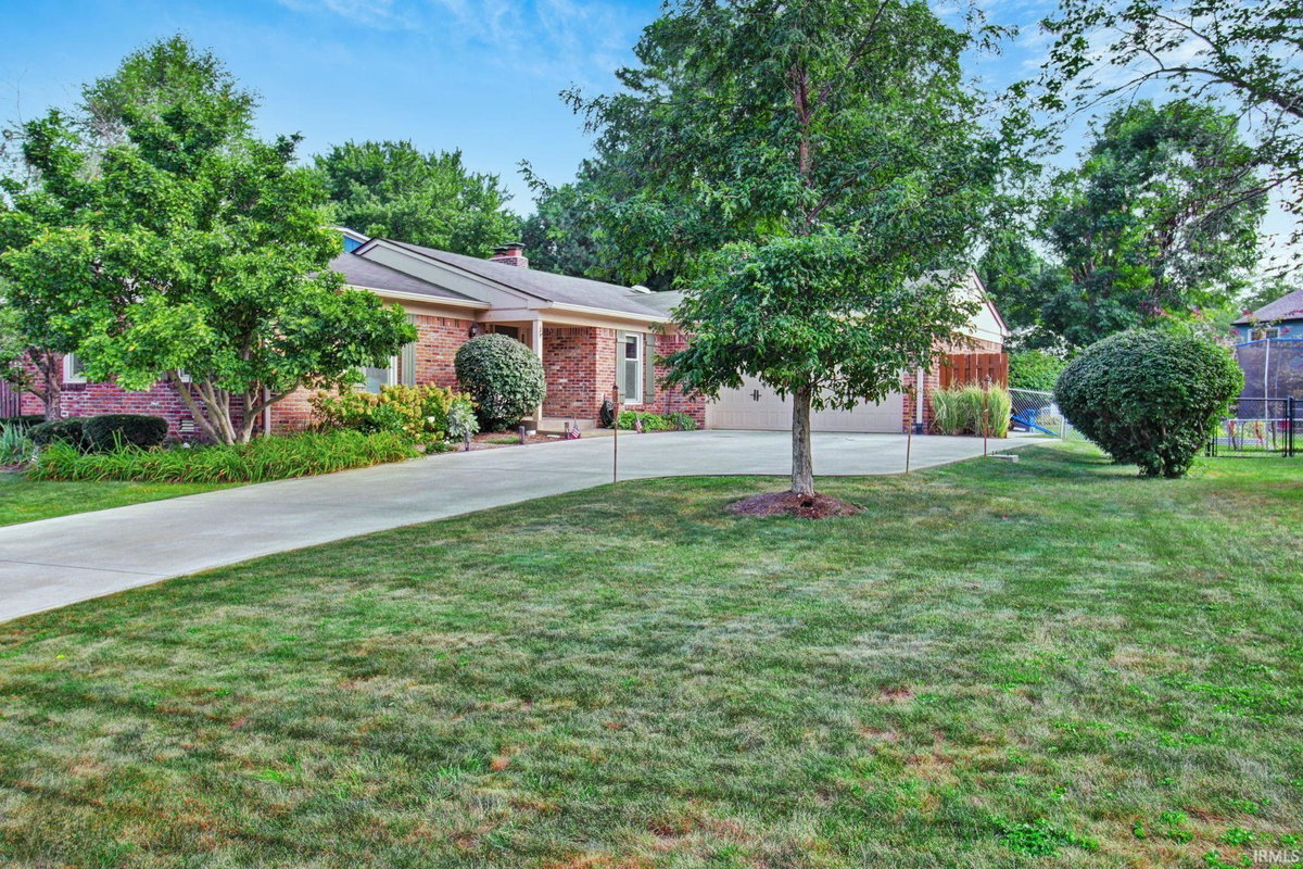 820 HICKORY Way