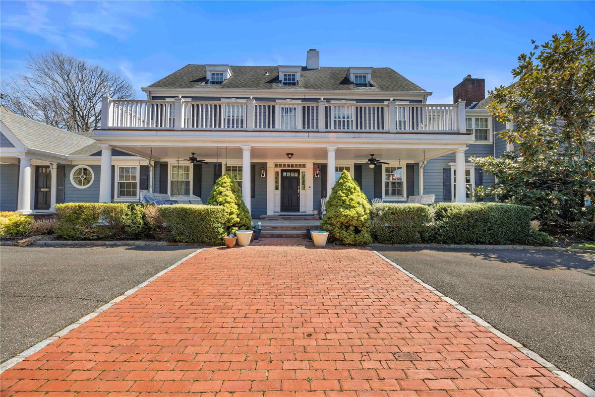 233 Narragansett Avenue, Lawrence, NY 11559