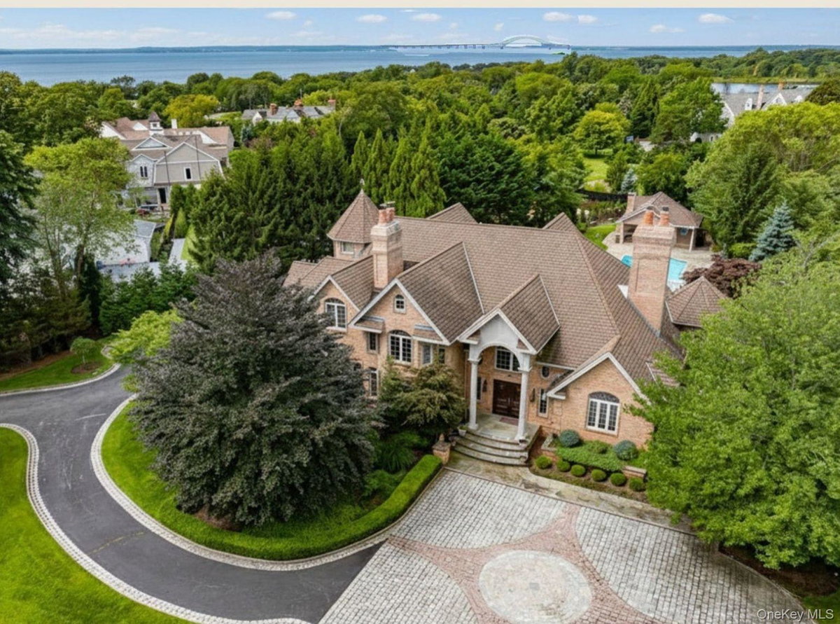 26 The Helm, East Islip, NY 11730