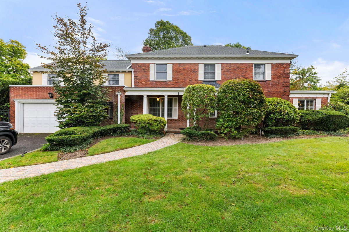 8 Keewaydin Road, Lawrence, NY 11559