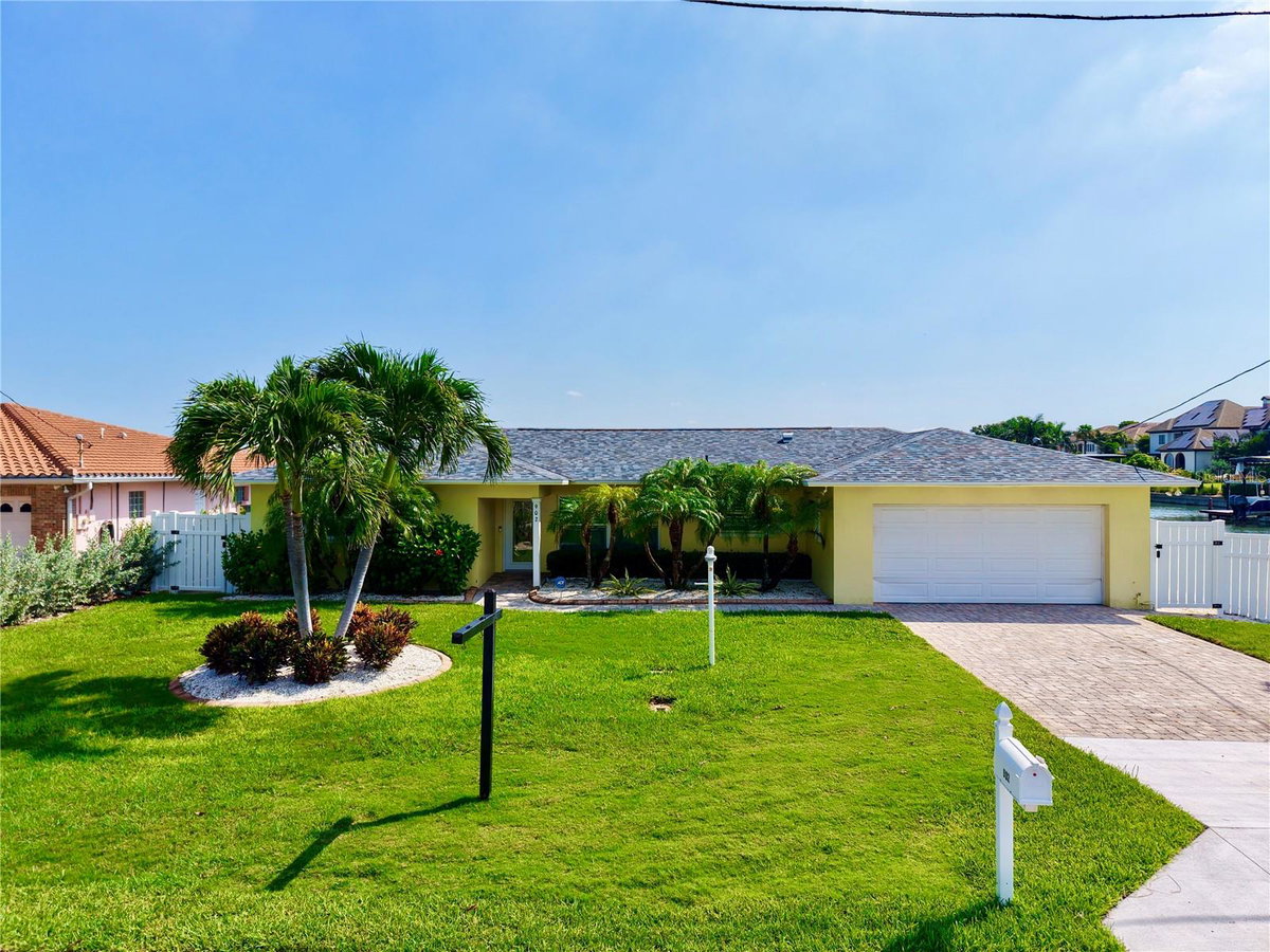 902 OAKWOOD DRIVE