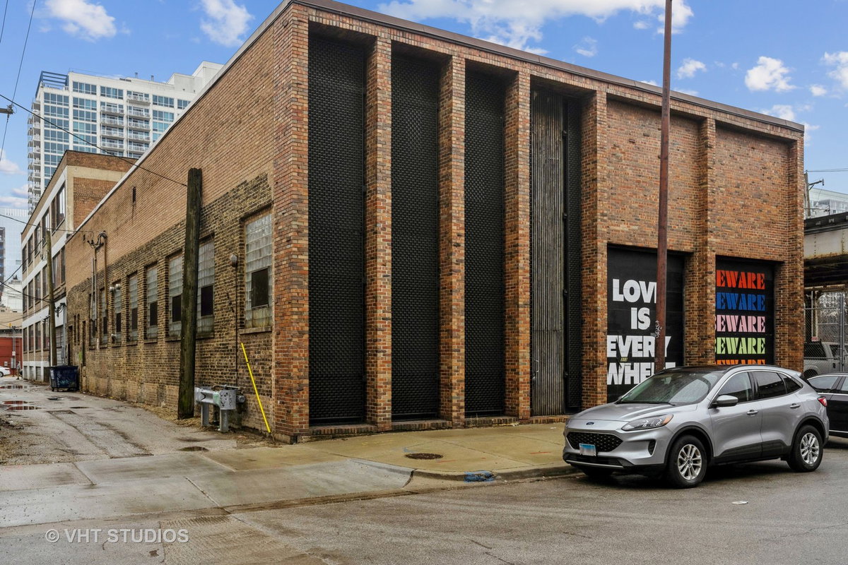 313 W Chestnut Street, Chicago, IL 60610
