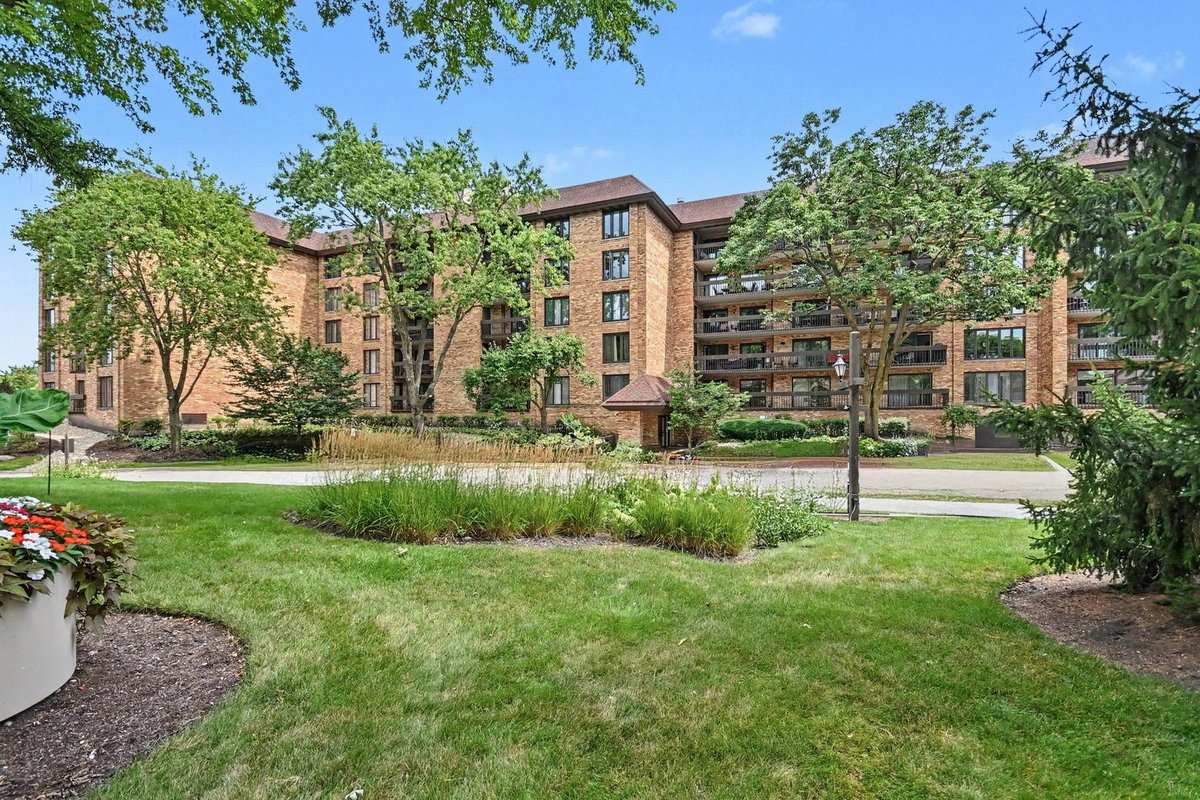 1671 MISSION HILLS Road #104, Northbrook, IL 60062