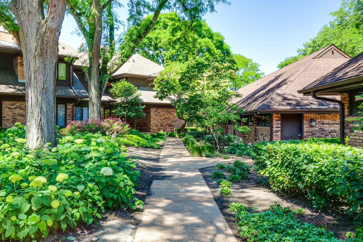 3875 S Mission Hills Road, Northbrook, IL 60062