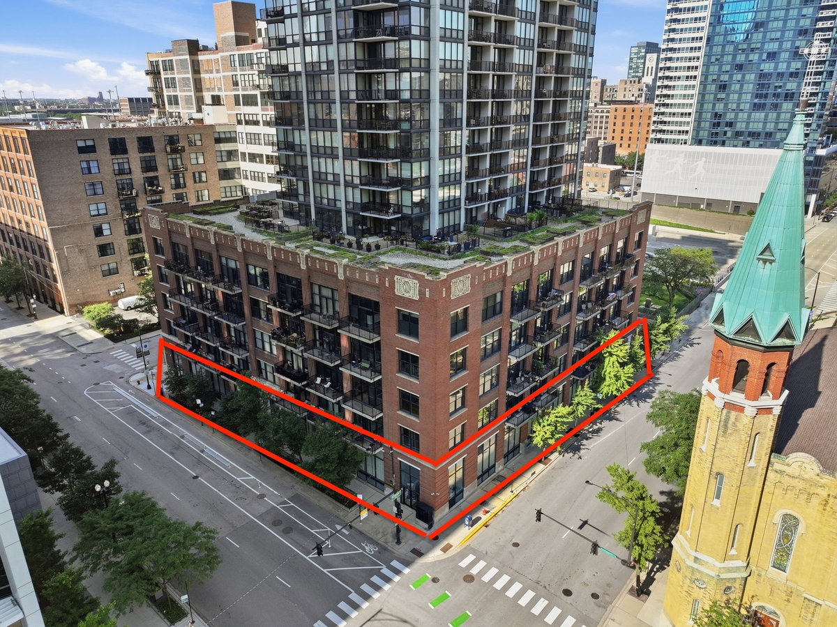210 S Desplaines Street, Chicago, IL 60661