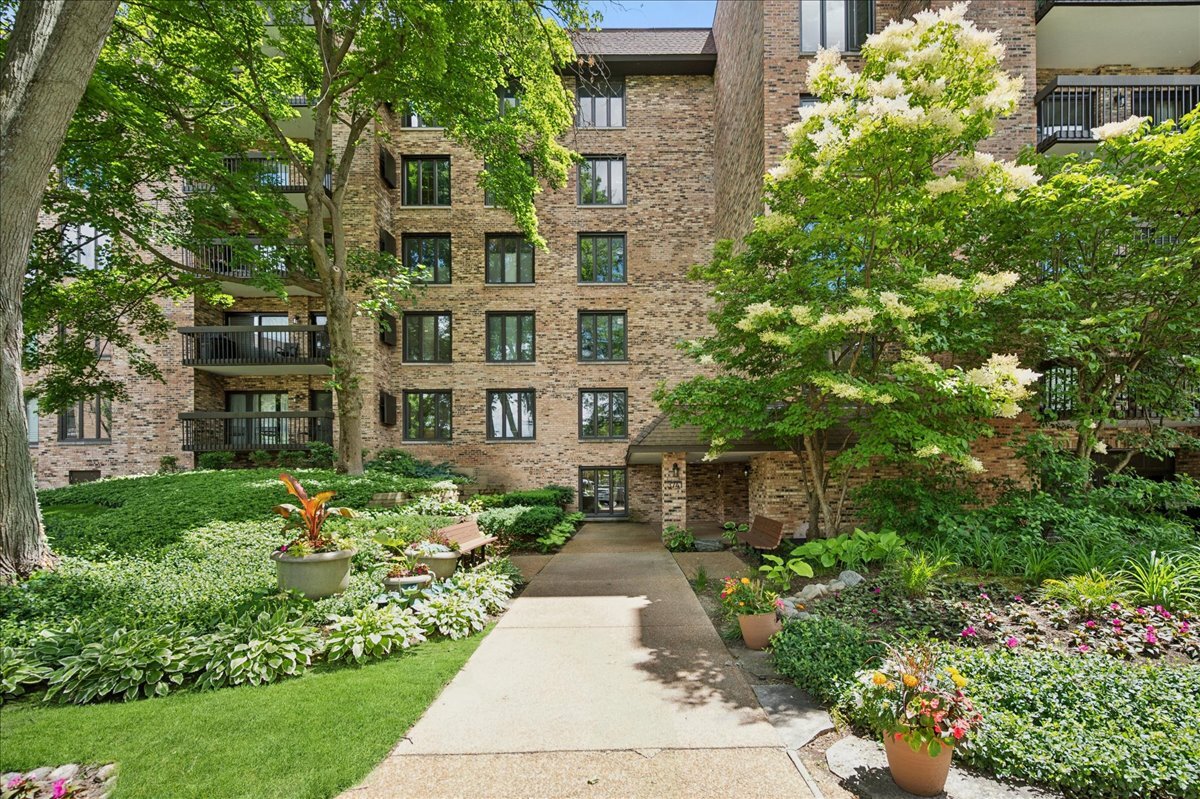 3741 Mission Hills Road #201, Northbrook, IL 60062