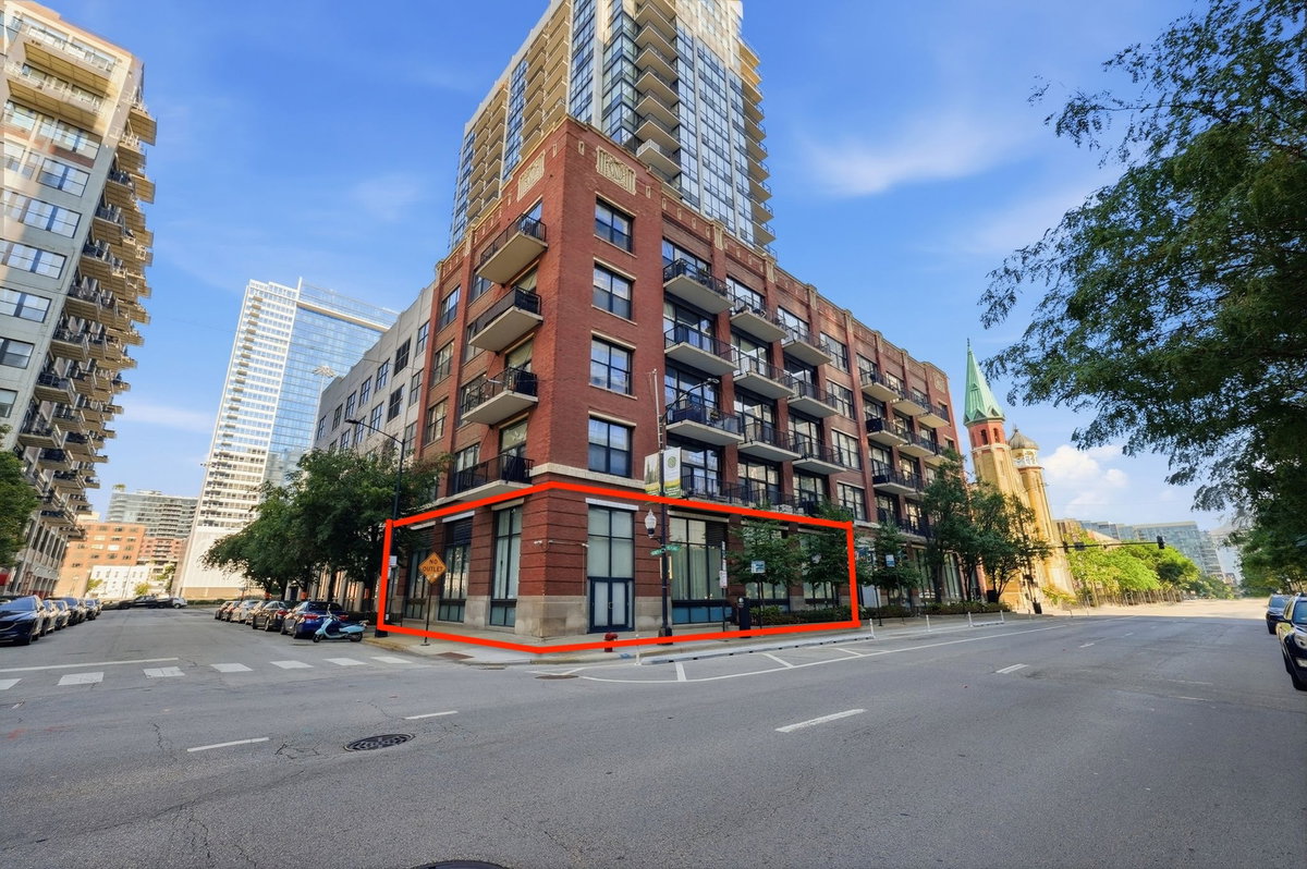 210 S Desplaines Street #SE, Chicago, IL 60661