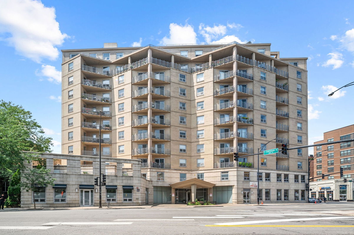 4350 N Broadway Street #1002, Chicago, IL 60613