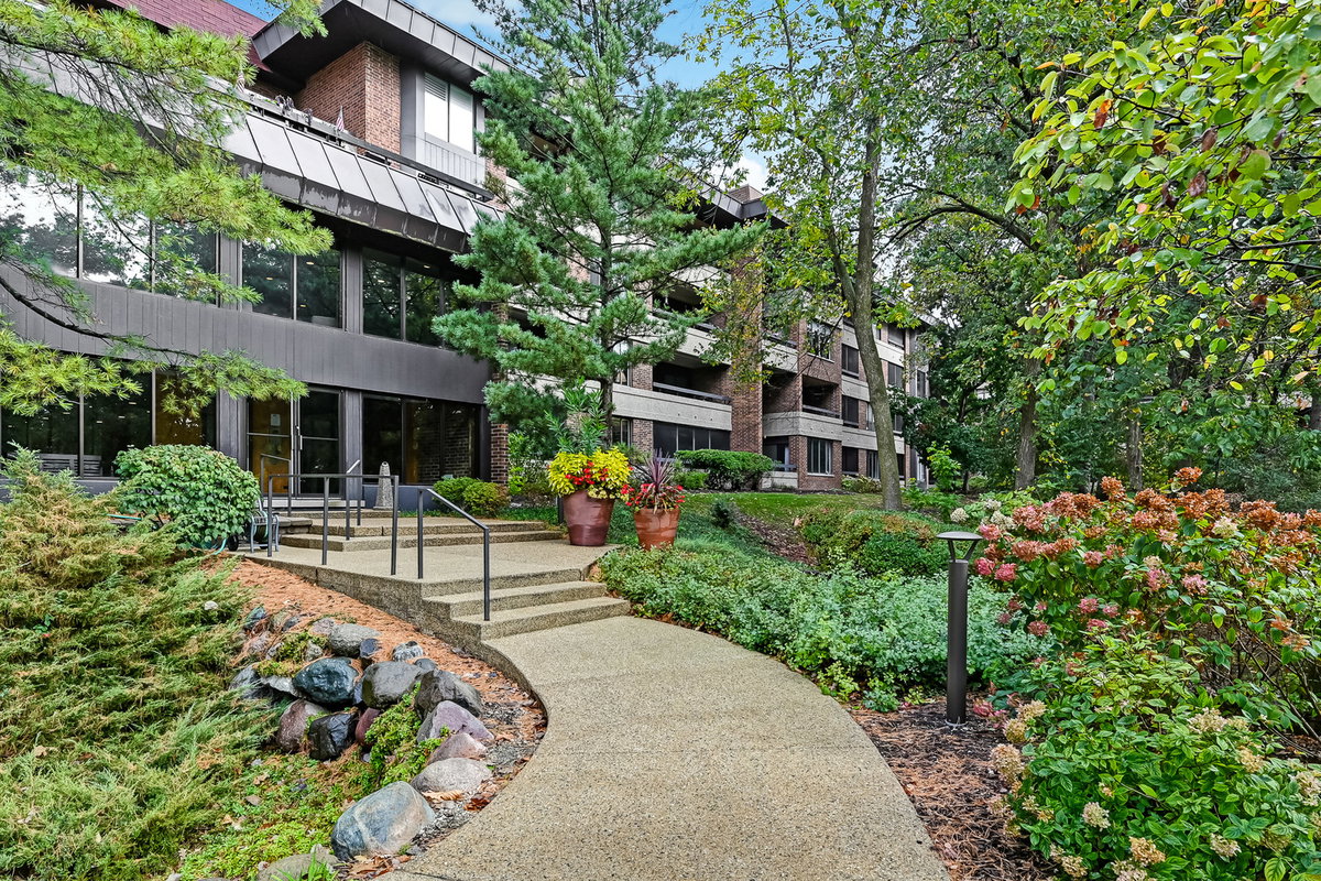 1409 Burr Oak Road #310A, Hinsdale, IL 60521