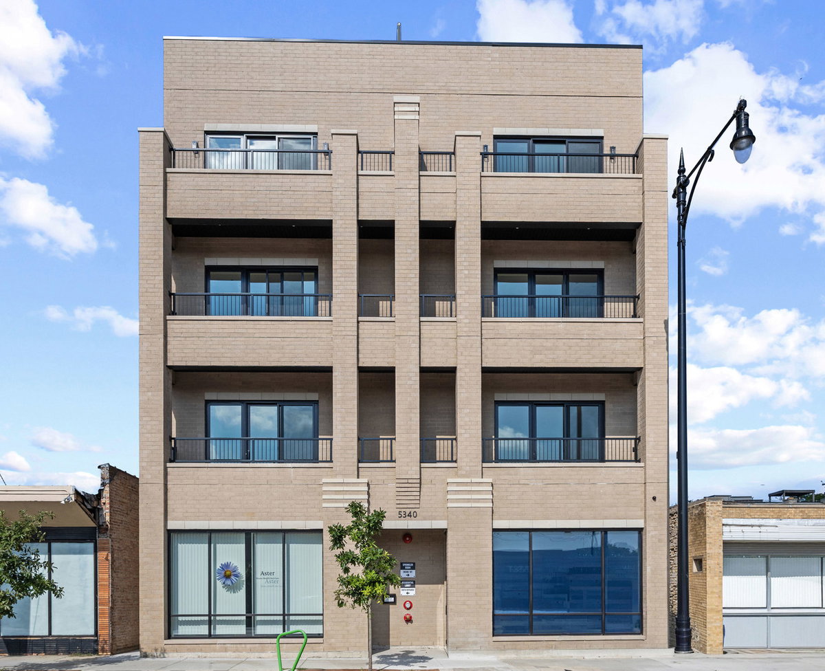 5340 N Lincoln Avenue #203\n Chicago, IL 60625