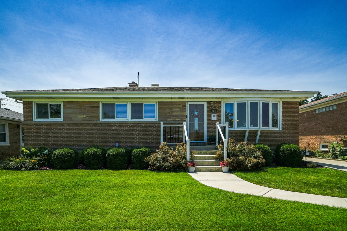 7005 W Sunnyside Avenue, Norridge, IL 60706