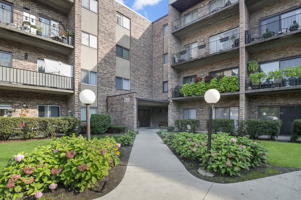 725 W Huntington Commons Road #306\n Mount Prospect, IL 60056
