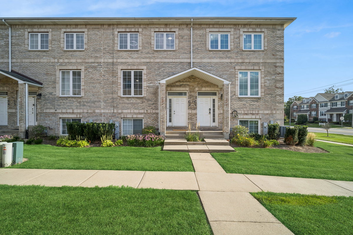 183 N East River Road #C2\n Des Plaines, IL 60016