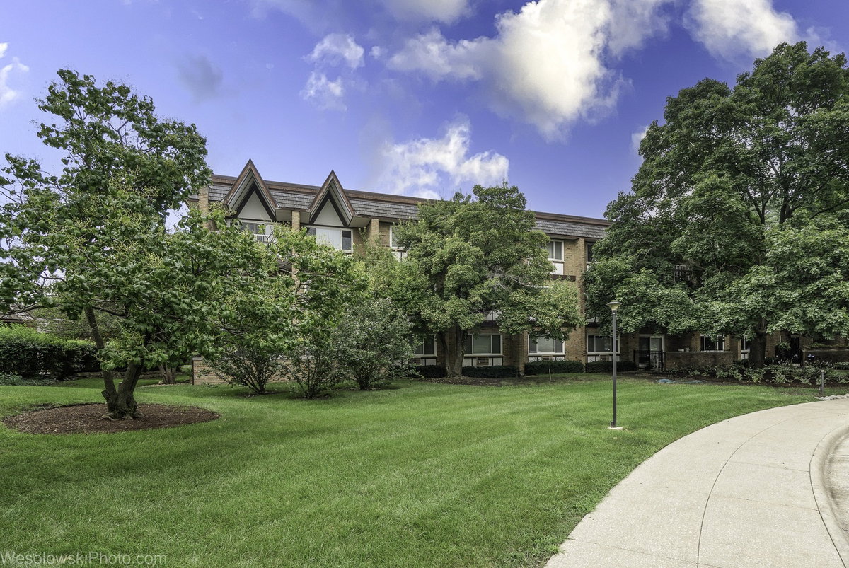 360 Claymoor Road #2C, Hinsdale, IL 60521