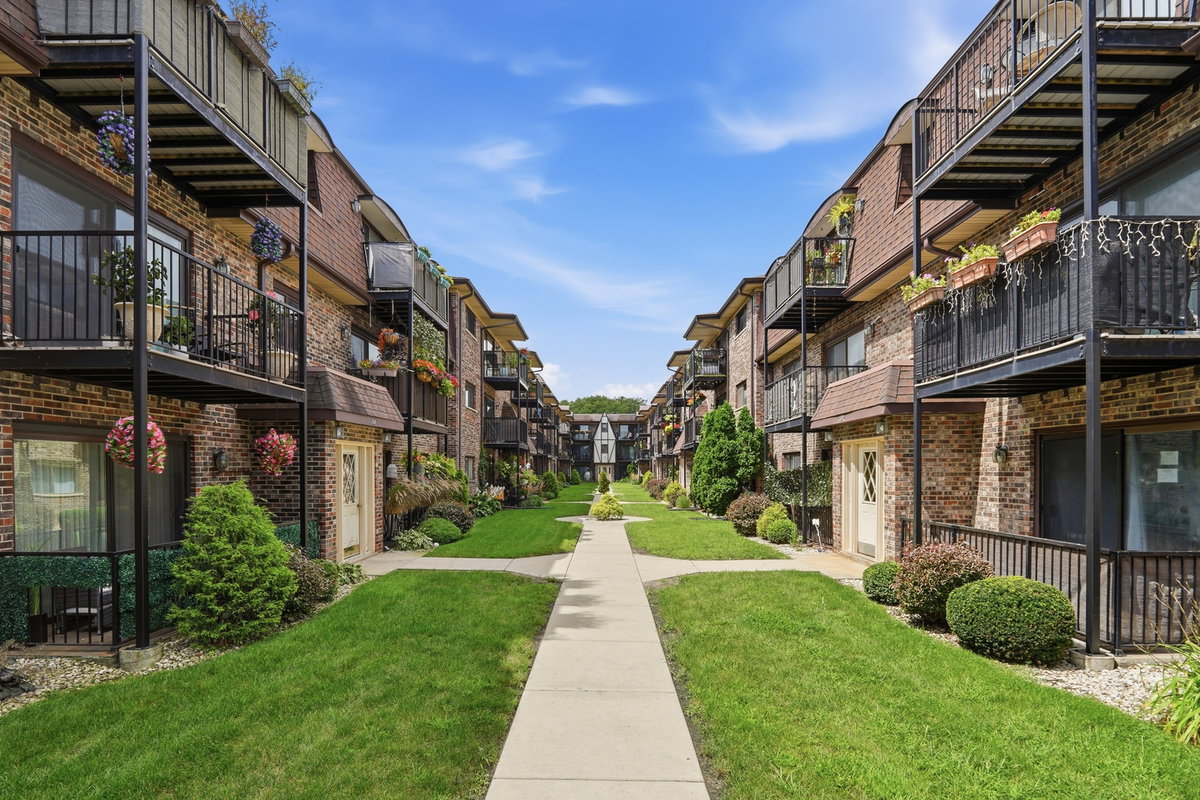 7600 W Lawrence Avenue #3B, Harwood Heights, IL 60706
