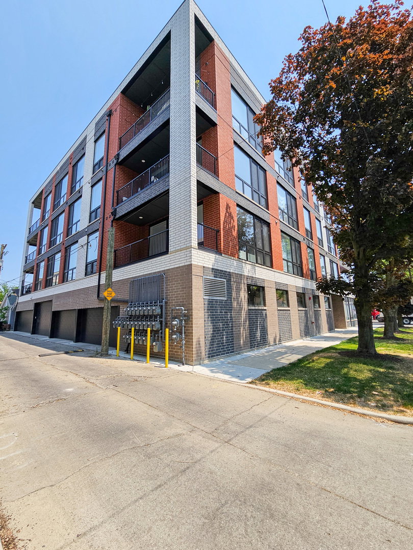 2402 W Carmen Avenue #406\n Chicago, IL 60625