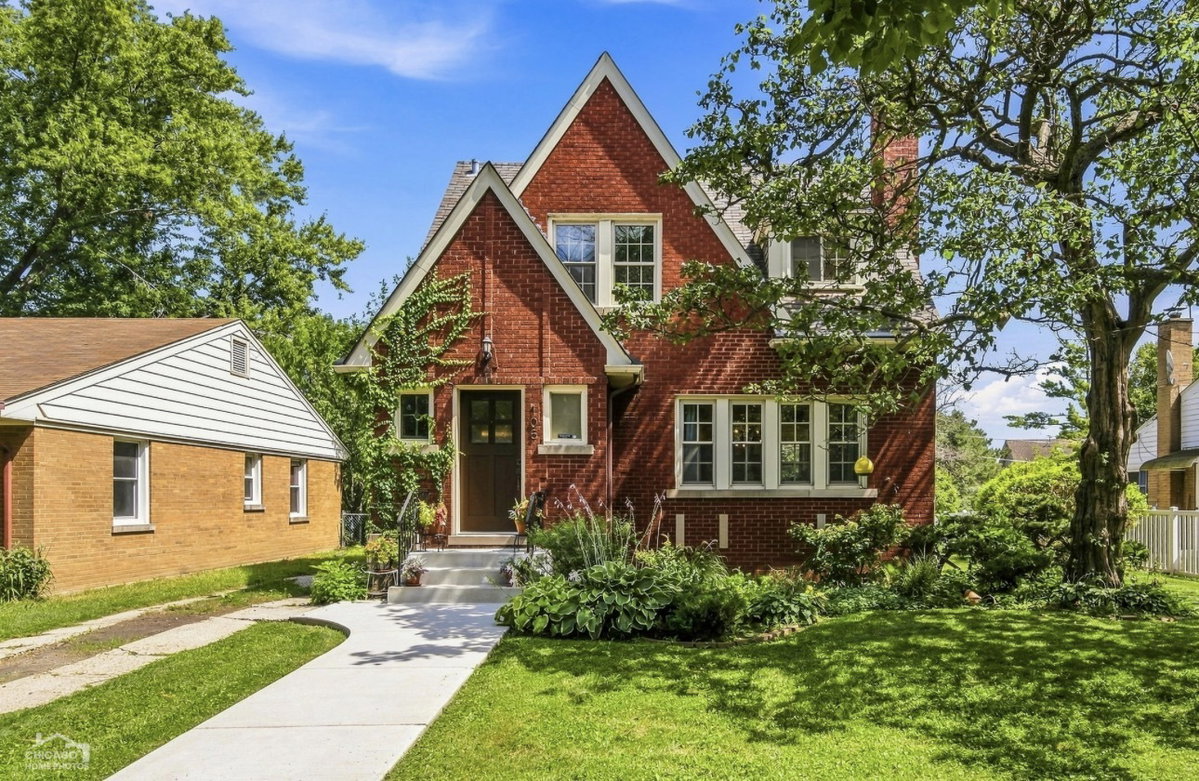 105 N Lancaster Street\n Mount Prospect, IL 60056