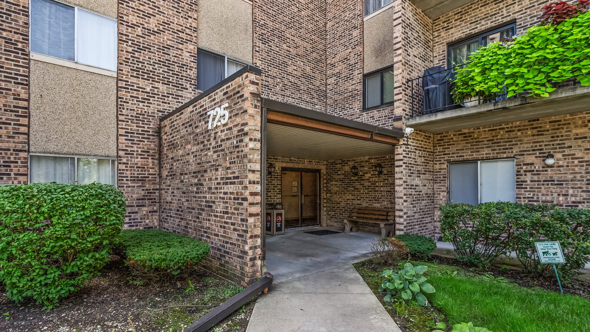 725 W Huntington Commons Road #104\n Mount Prospect, IL 60056