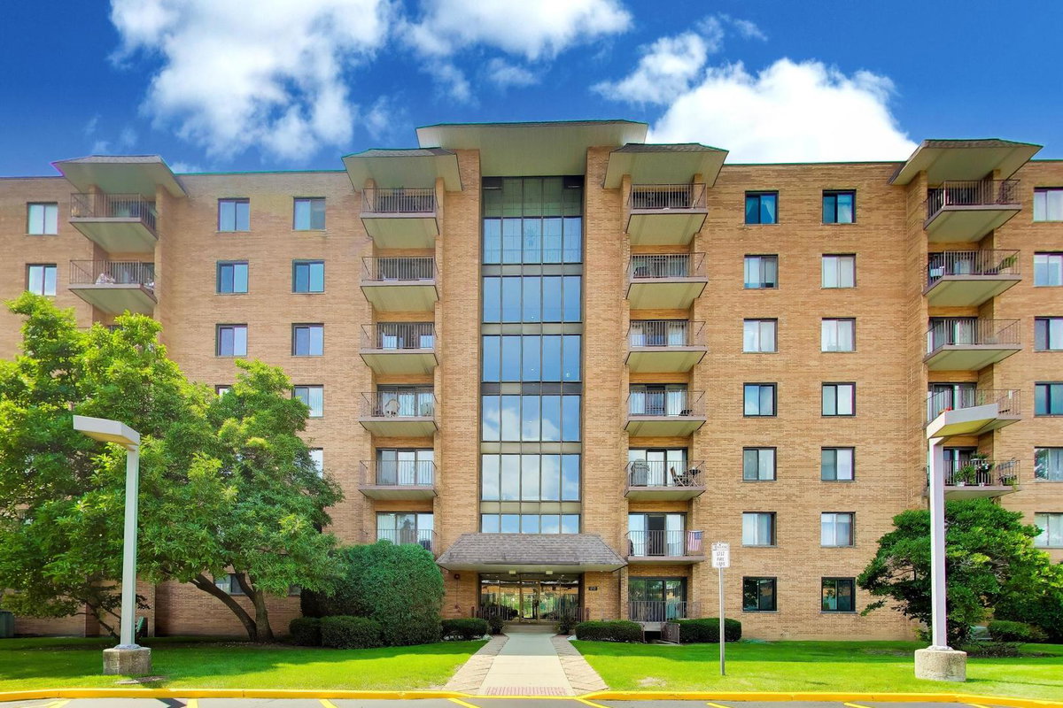 1717 W CRYSTAL Lane #203\n Mount Prospect, IL 60056