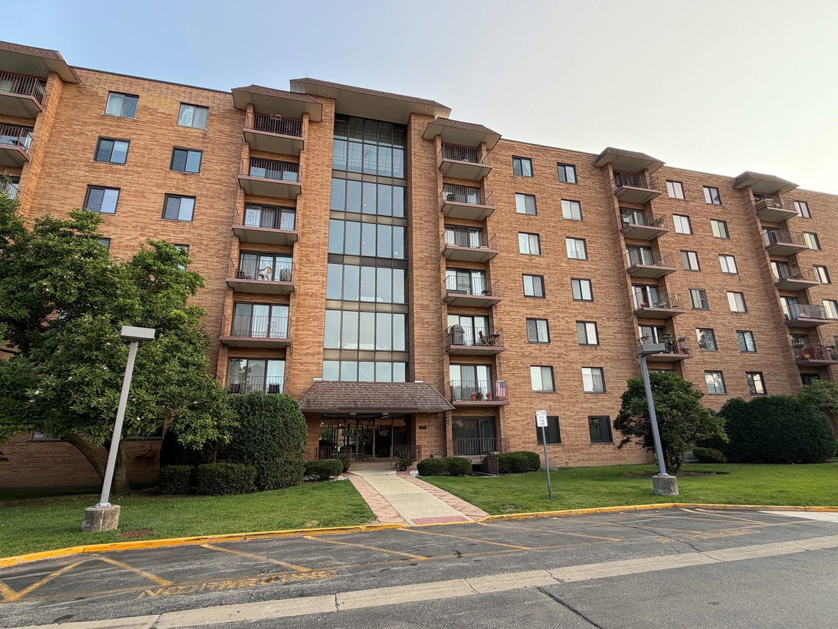 1717 W crystal Lane #712\n Mount Prospect, IL 60056