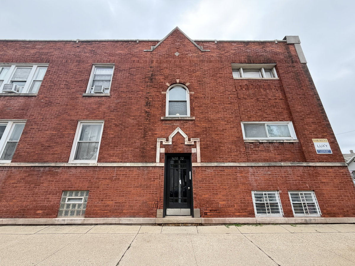 3652 N Kilpatrick Avenue #2\n Chicago, IL 60641
