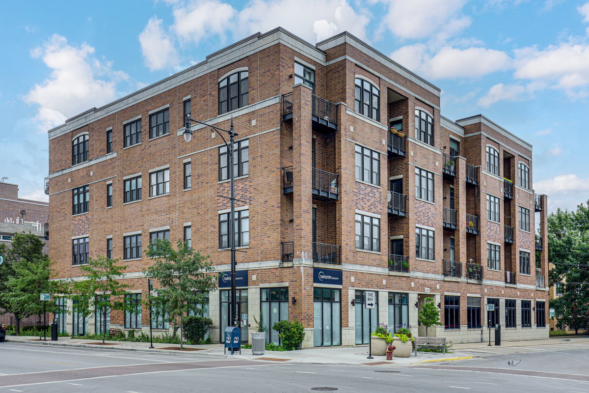 4755 N WASHTENAW Avenue #209\n Chicago, IL 60625