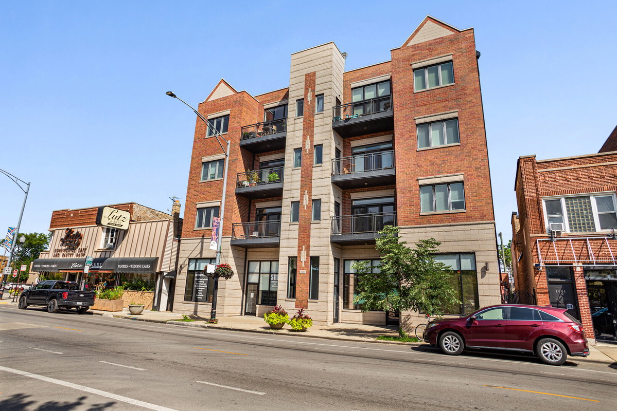 2450 W Montrose Avenue #3N\n Chicago, IL 60618