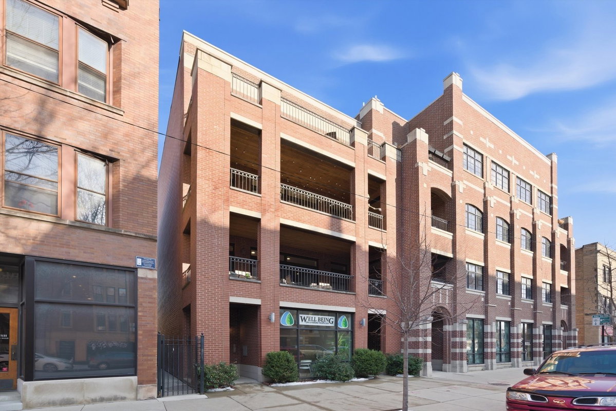 4821 N Damen Avenue #4\n Chicago, IL 60625