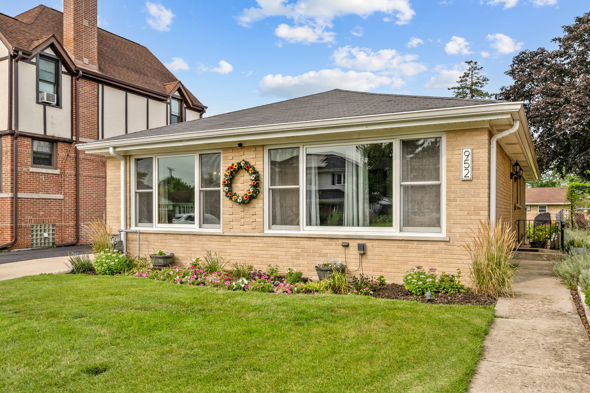 952 W Grant Drive\n Des Plaines, IL 60016