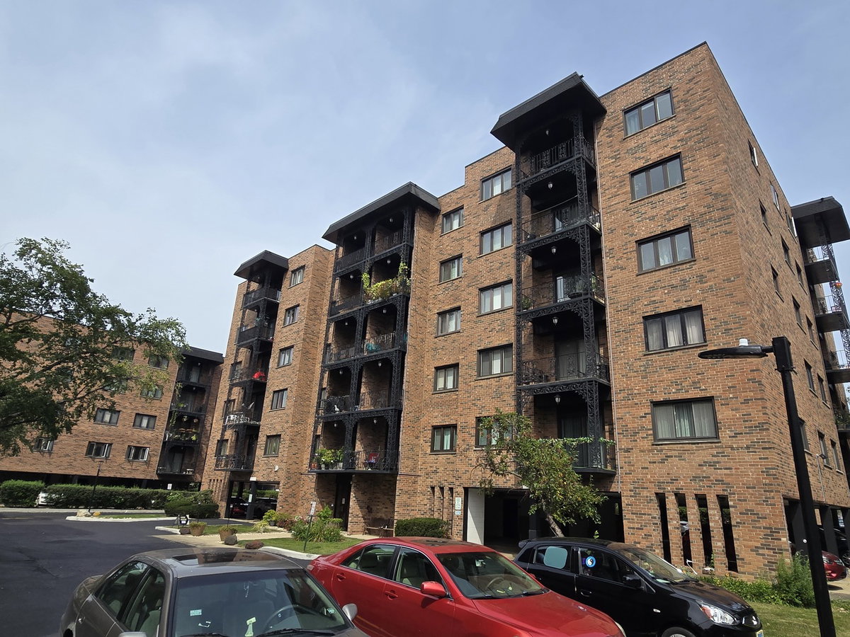 9332 Landings Lane #502\n Des Plaines, IL 60016