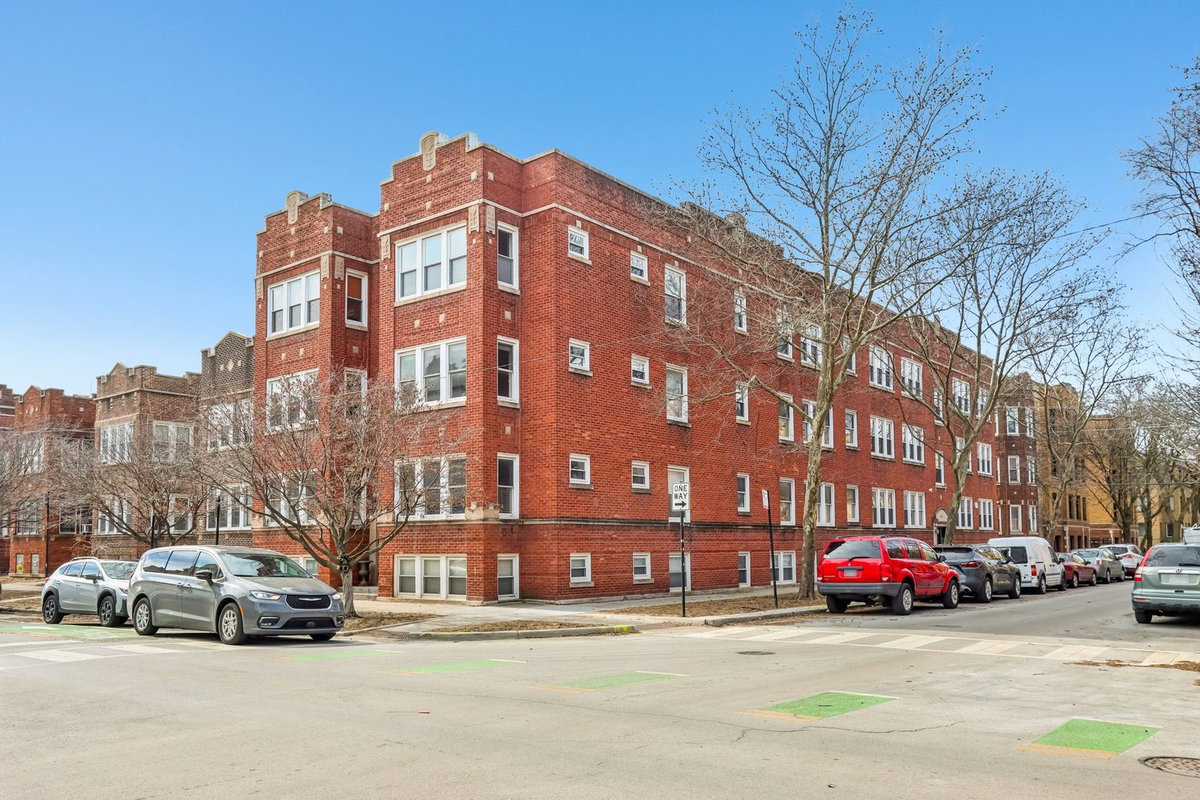 2609 W GUNNISON Street #3\n Chicago, IL 60625