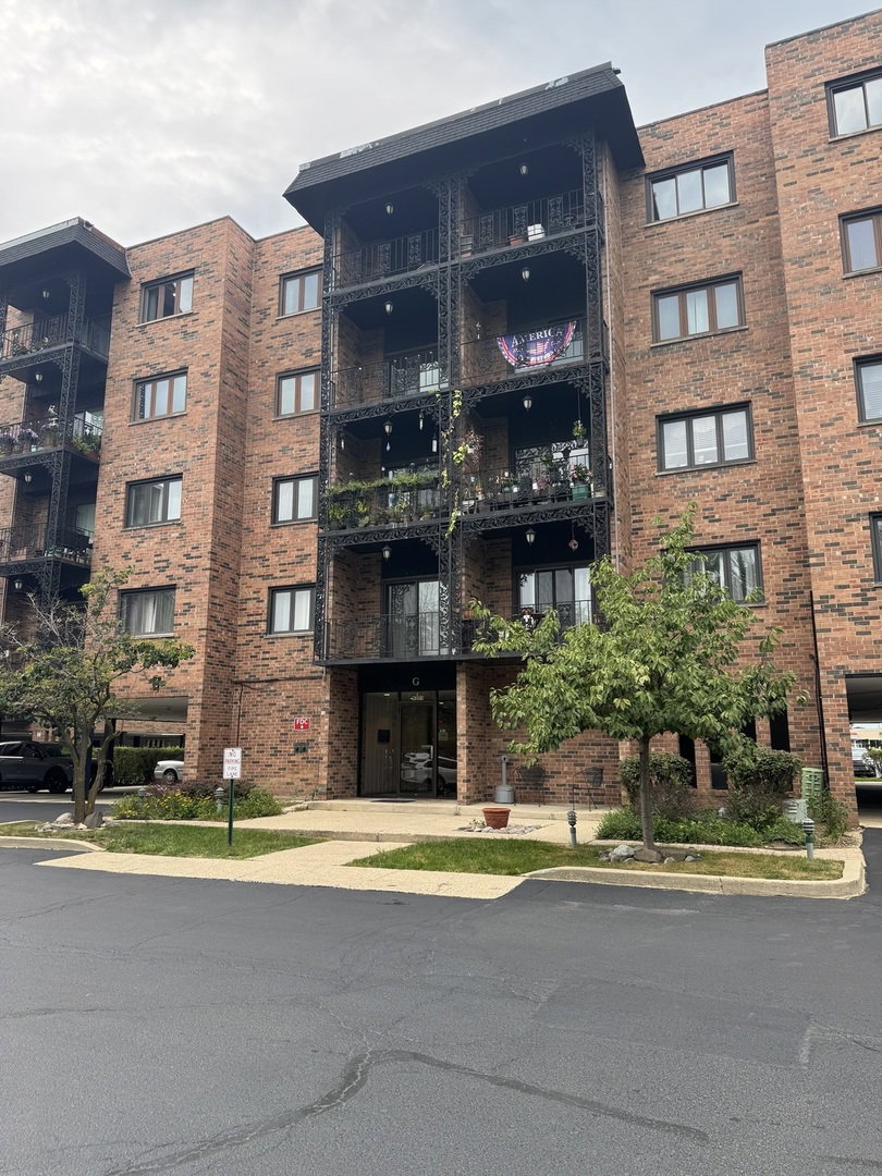 9374 Landings Lane #201\n Des Plaines, IL 60016