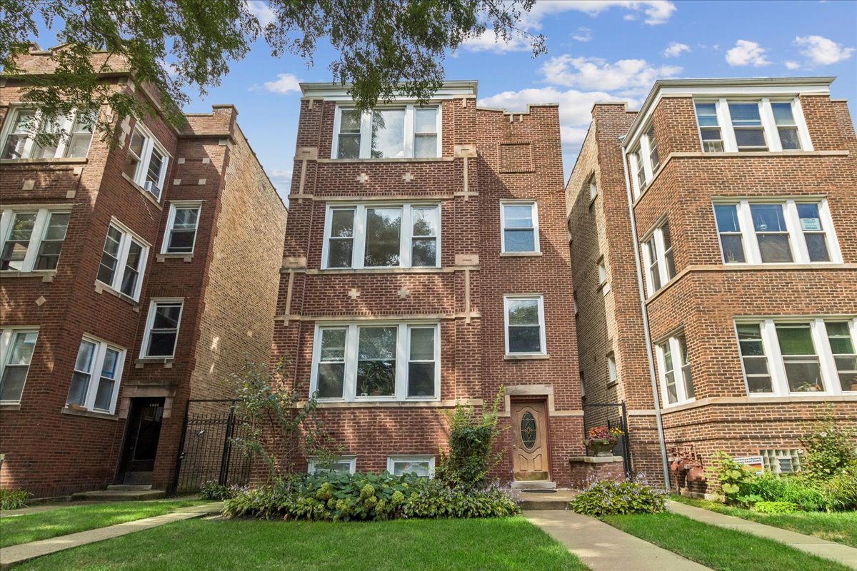4852 N Rockwell Street #2\n Chicago, IL 60625