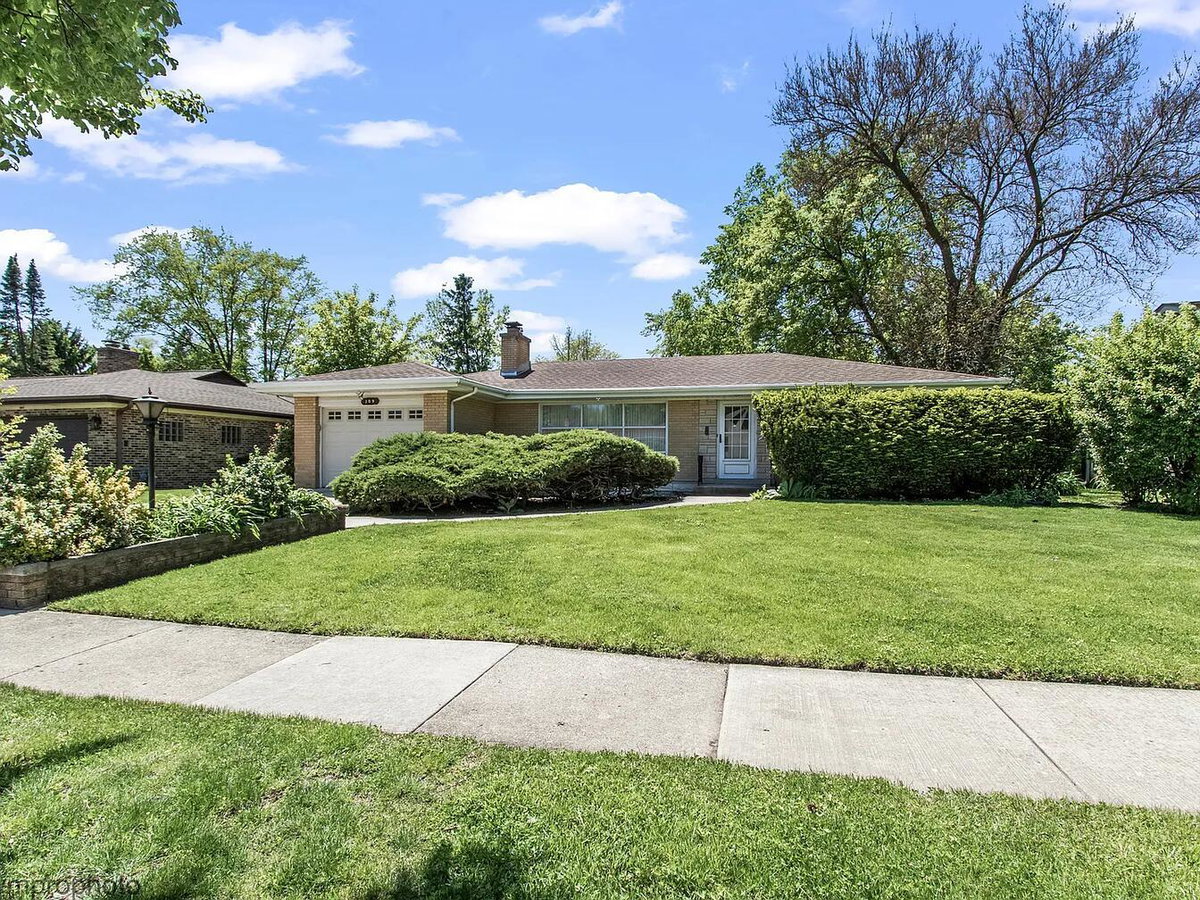 109 W Berkshire Lane\n Mount Prospect, IL 60056