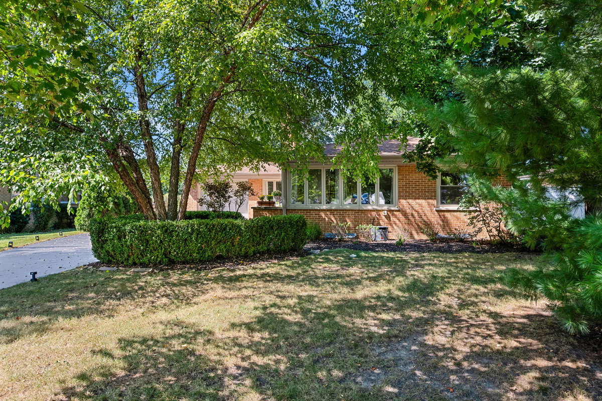 1446 Huntington Drive\n Glenview, IL 60025