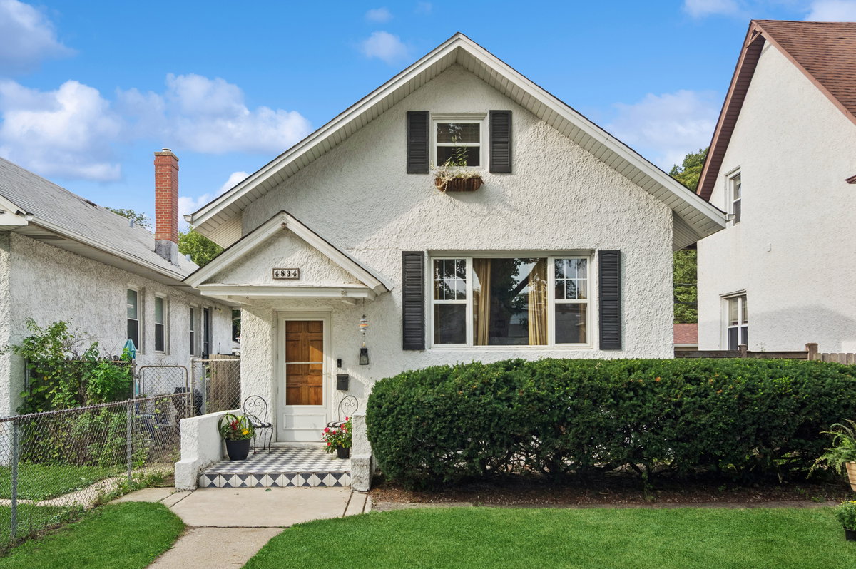 4834 W Cullom Avenue\n Chicago, IL 60641