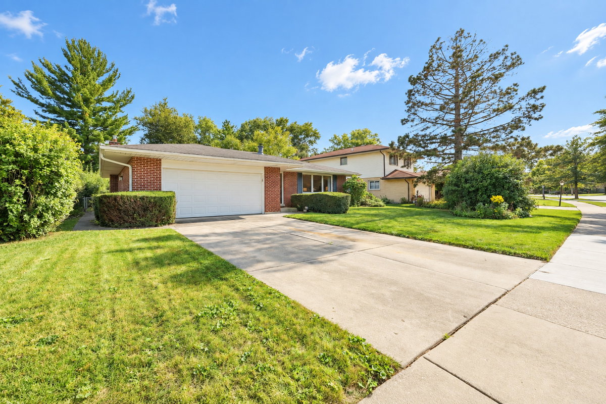 1723 E Maya Lane\n Mount Prospect, IL 60056