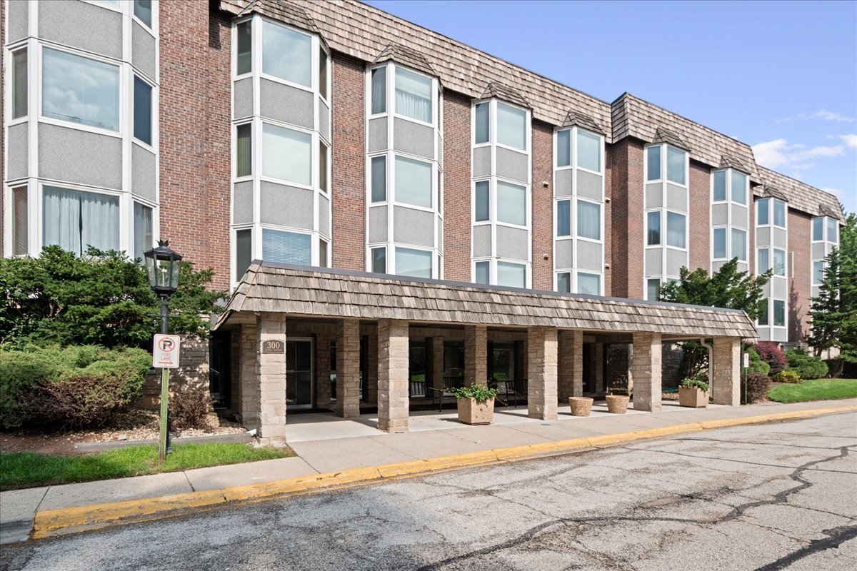 300 THAMES Parkway #3F, Park Ridge, IL 60068