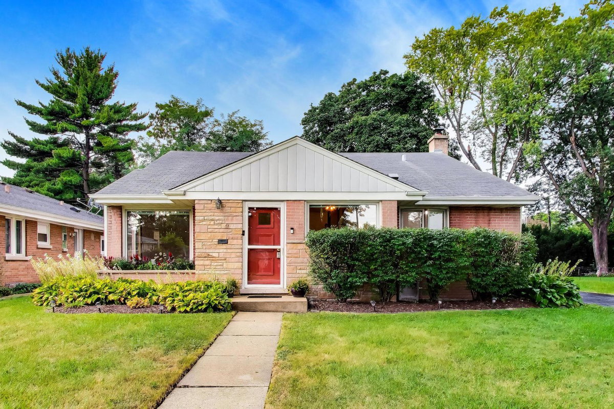 108 S Mount Prospect Road\n Mount Prospect, IL 60056
