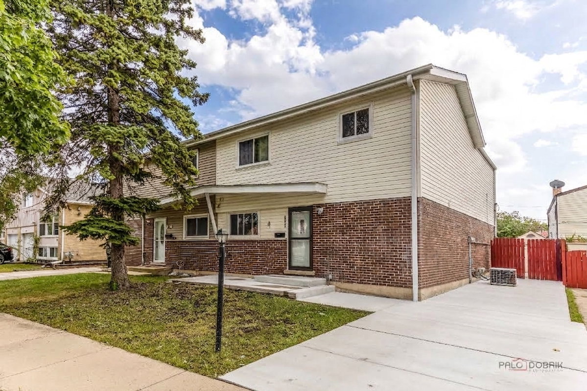 9105 HOLLYBERRY Avenue\n Des Plaines, IL 60016