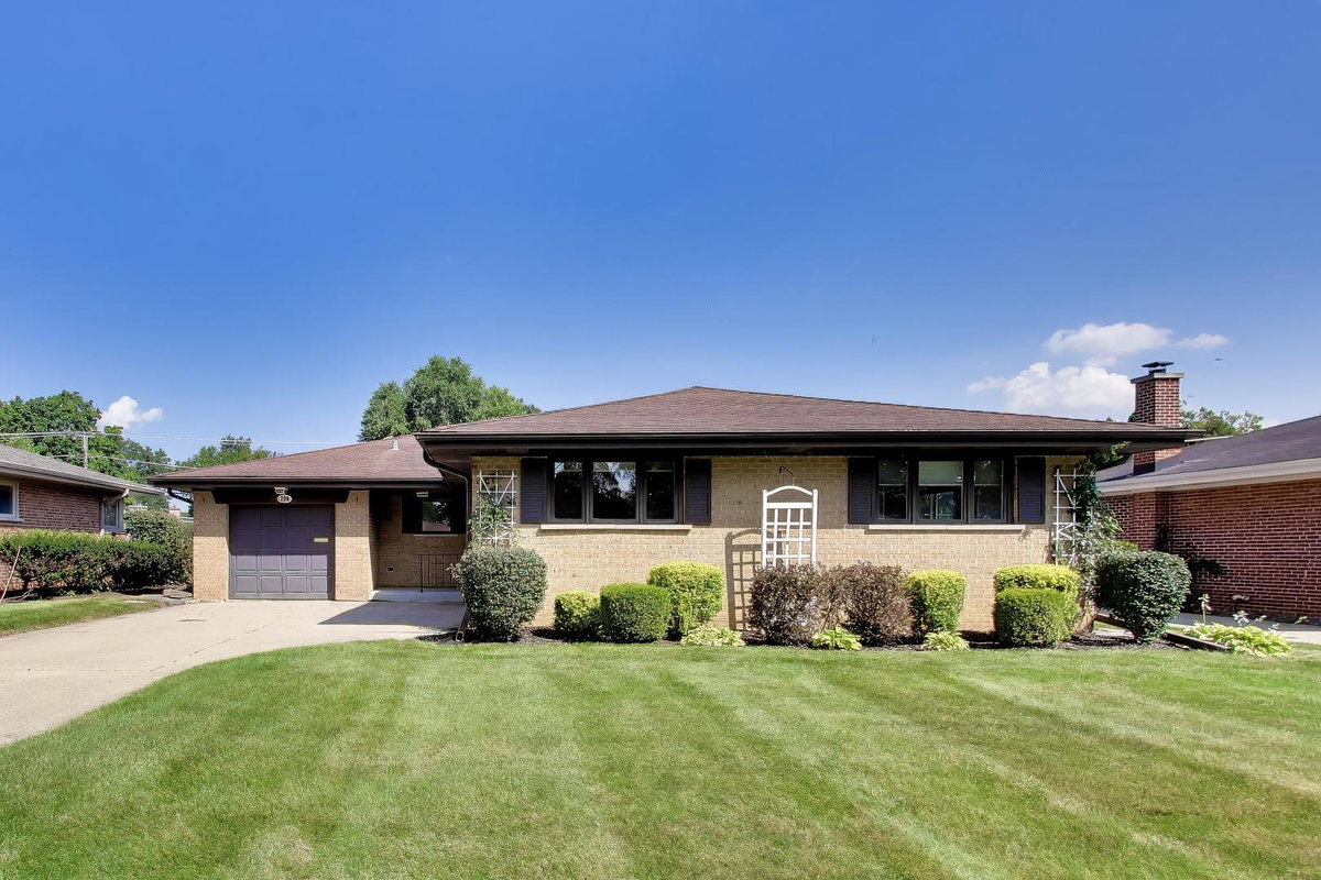 704 W Lonnquist Boulevard\n Mount Prospect, IL 60056