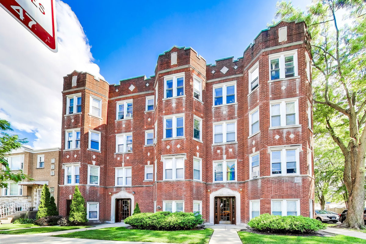 4857 W Roscoe Street #1\n Chicago, IL 60641
