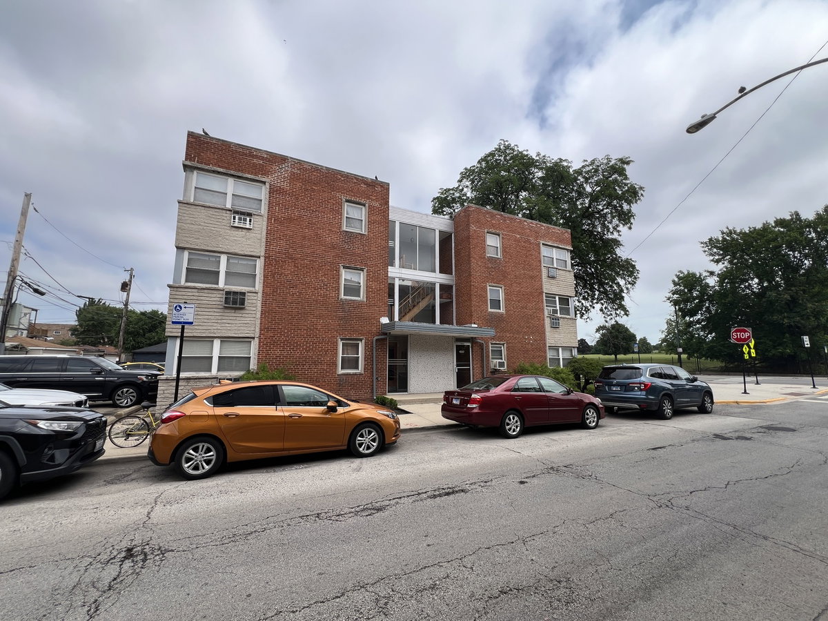 2400 W BALMORAL Avenue #2G\n Chicago, IL 60625