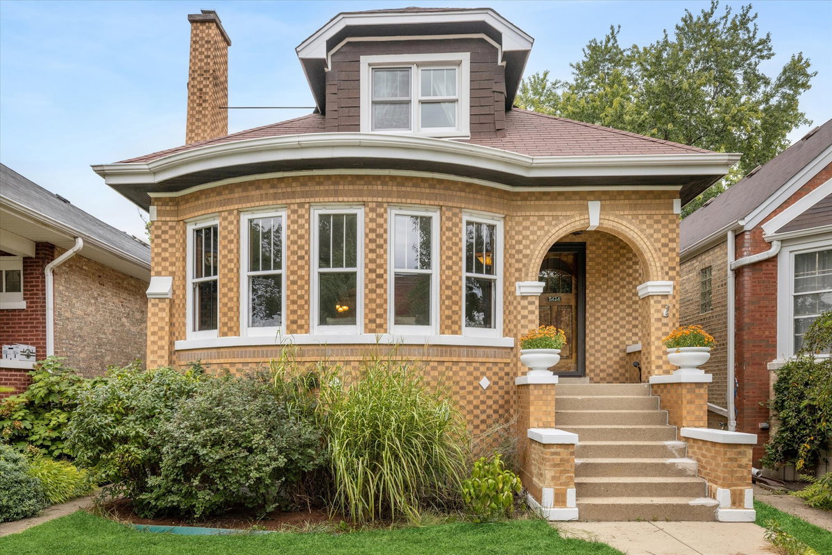 5424 W Waveland Avenue\n Chicago, IL 60641