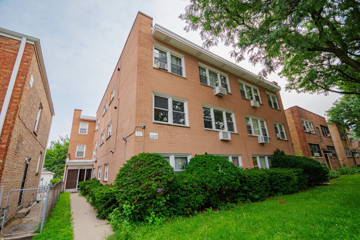 2724 W Berwyn Avenue #2B\n Chicago, IL 60625