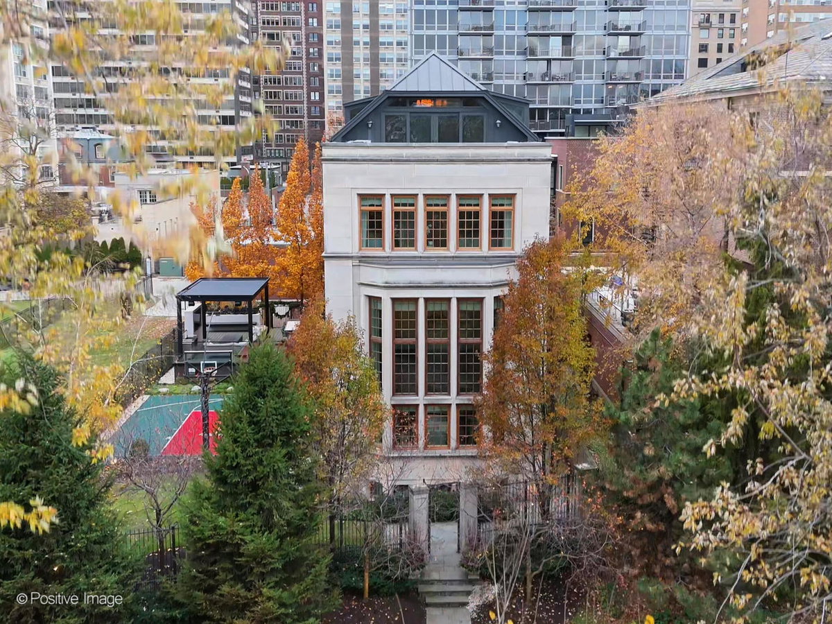 3024 N Lake Shore Drive, Chicago, IL 60657