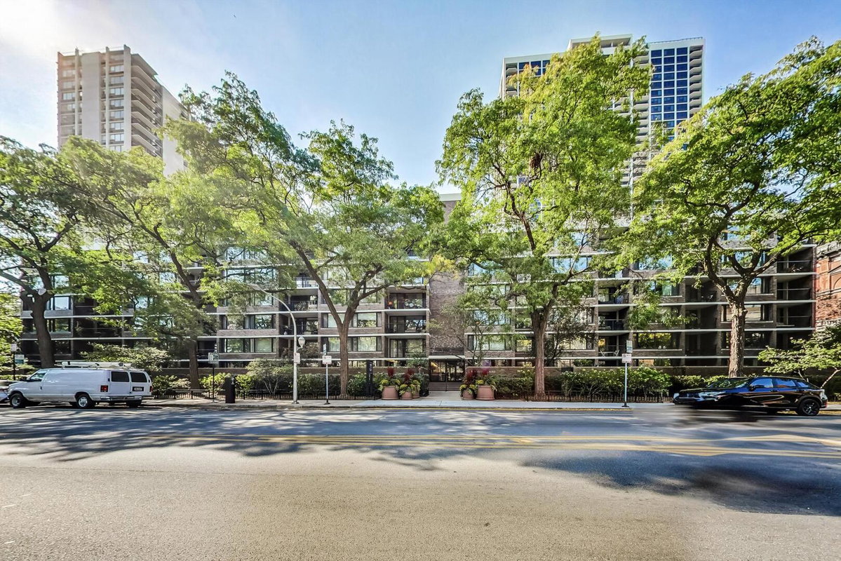 1555 N Sandburg Terrace #209K\n Chicago, IL 60610