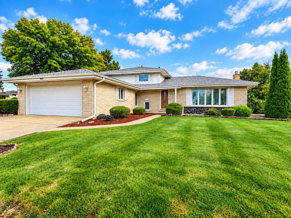 1023 S Lancaster Street\n Mount Prospect, IL 60056