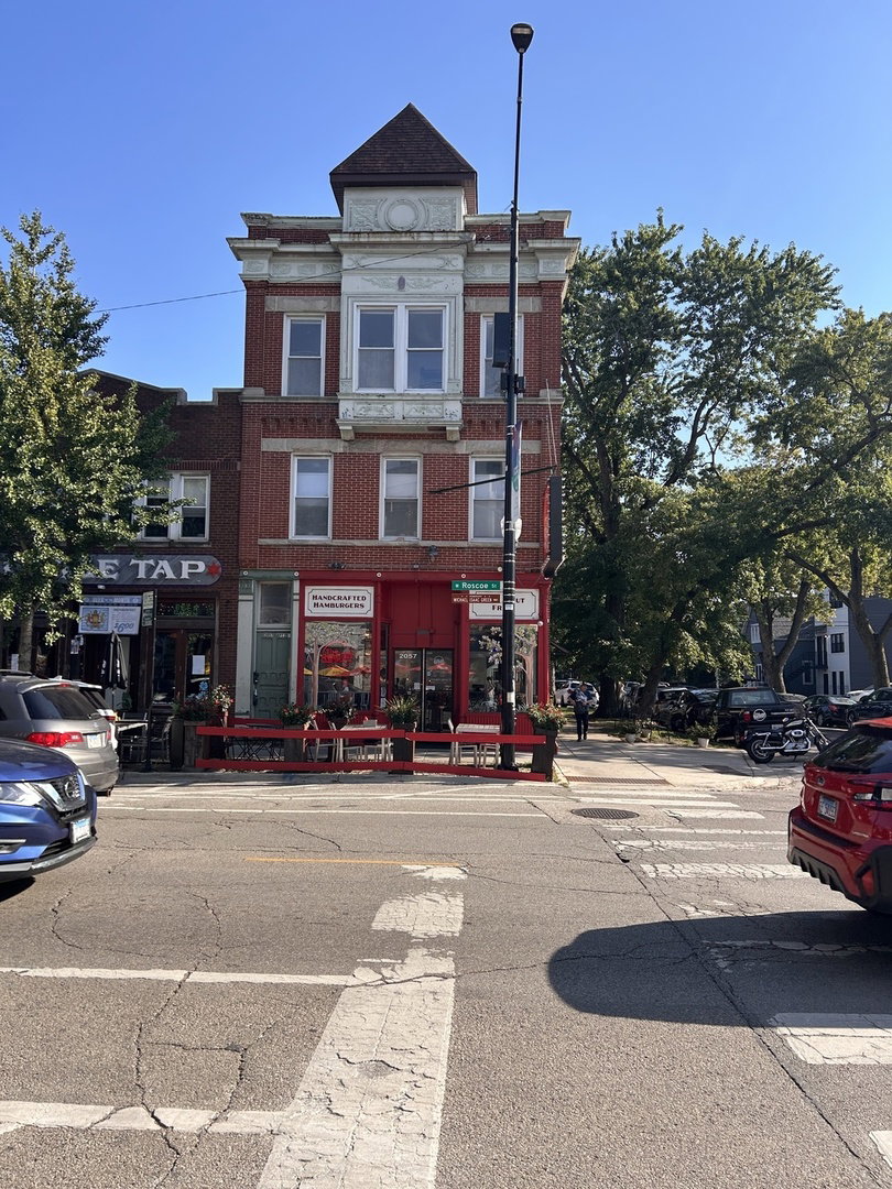 2057 W Roscoe Street #1R