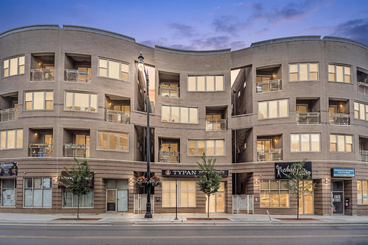 4915 N Lincoln Avenue #2\n Chicago, IL 60625